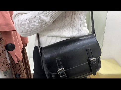 ❤️ Masturbação pública da jovem cadela FeralBerry com um dildo no provador ❤️ Sexo vídeo em nós ❤